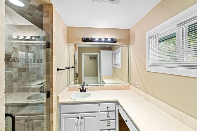 404 Overlook Dr, Kerrville, TX 78028