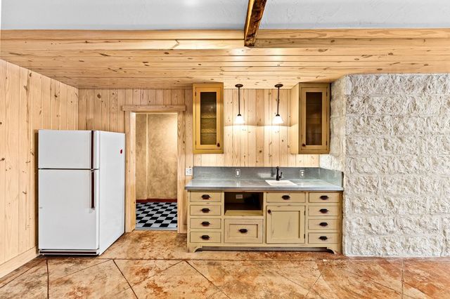 404 Overlook Dr, Kerrville, TX 78028