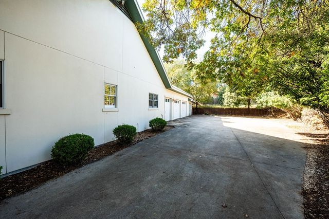 404 Overlook Dr, Kerrville, TX 78028