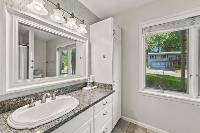60 Imperial Drive E, West Saint Paul, MN 55118