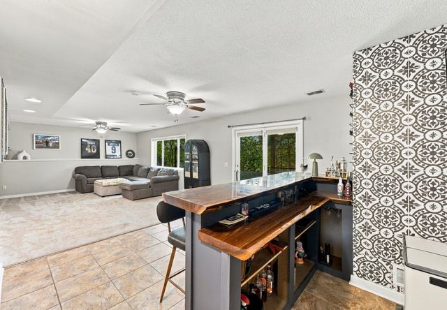 60 Imperial Drive E, West Saint Paul, MN 55118