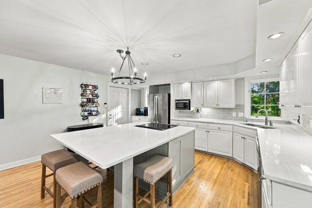 60 Imperial Drive E, West Saint Paul, MN 55118