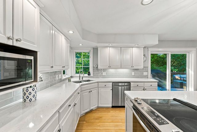 60 Imperial Drive E, West Saint Paul, MN 55118