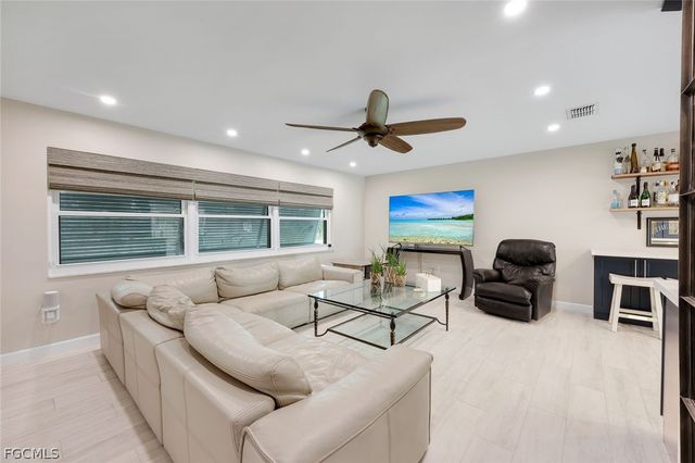 419 Pinecrest CT, Cape Coral, FL 33904