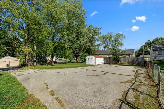 10401 E 35TH Street, Independence, MO 64052