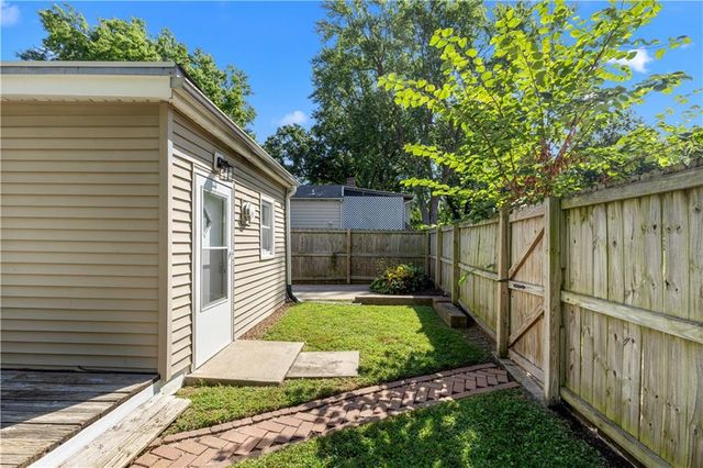 10401 E 35TH Street, Independence, MO 64052