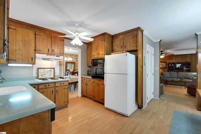 401 Woodland Way, Laurens, SC 29360