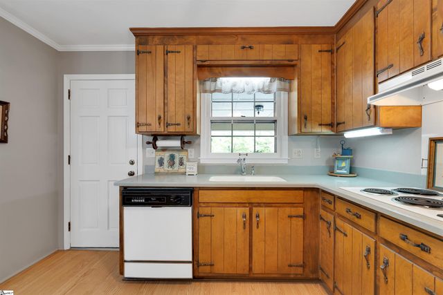 401 Woodland Way, Laurens, SC 29360