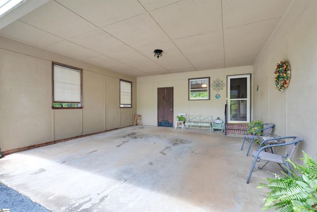 401 Woodland Way, Laurens, SC 29360