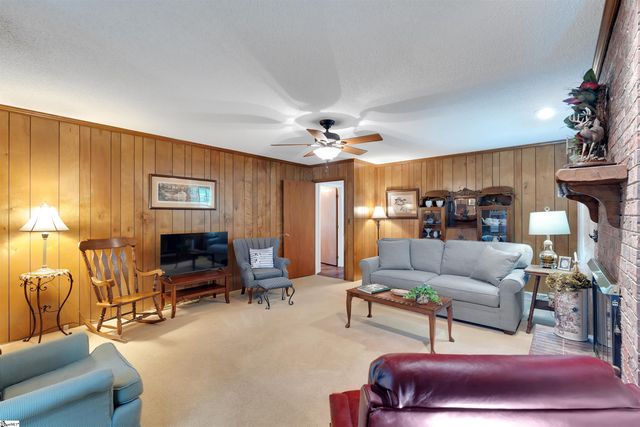 401 Woodland Way, Laurens, SC 29360