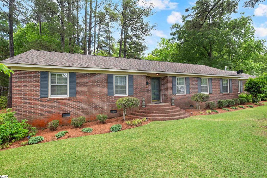 401 Woodland Way, Laurens, SC 29360