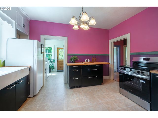 2718 MADISON St, Eugene, OR 97405