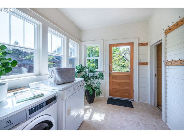 2718 MADISON St, Eugene, OR 97405