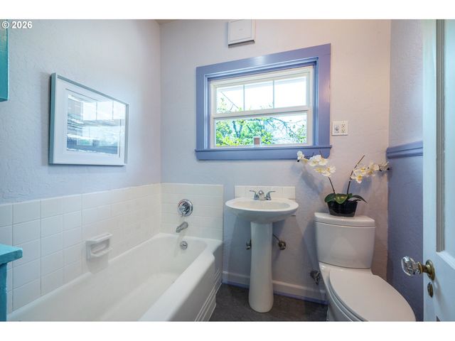 2718 MADISON St, Eugene, OR 97405