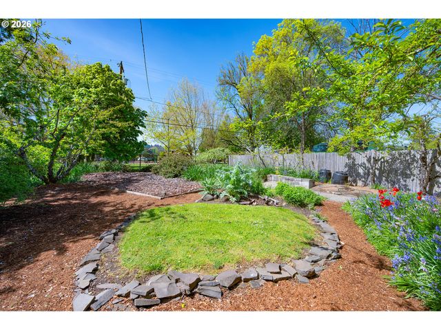 2718 MADISON St, Eugene, OR 97405