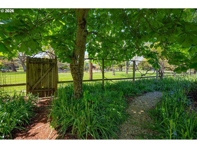 2718 MADISON St, Eugene, OR 97405