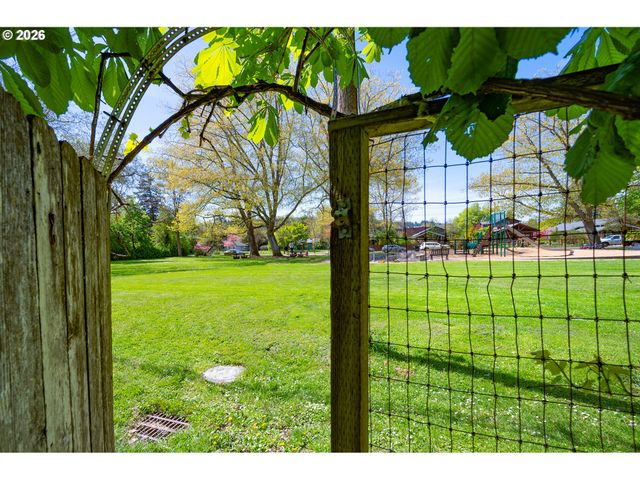 2718 MADISON St, Eugene, OR 97405