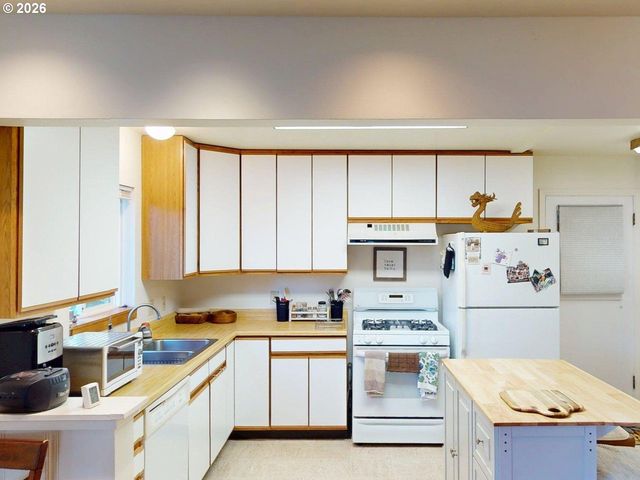 99270 WINCHUCK RIVER Rd, Brookings, OR 97415