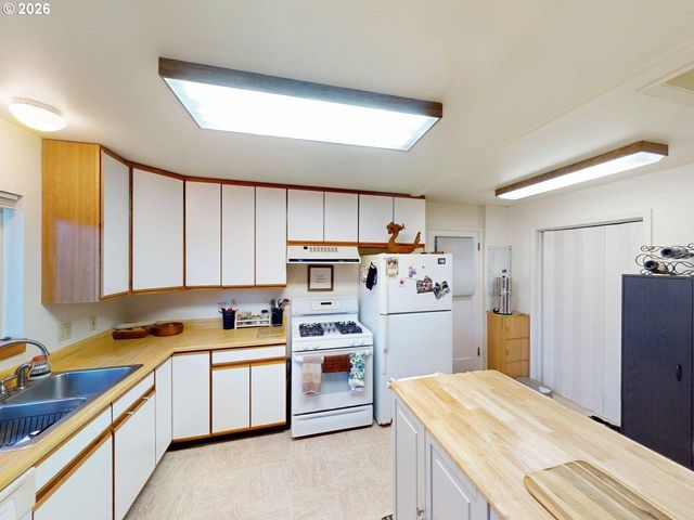 99270 WINCHUCK RIVER Rd, Brookings, OR 97415