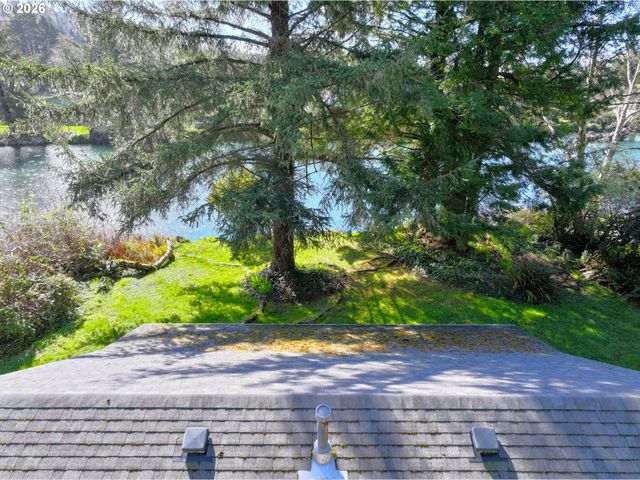 99270 WINCHUCK RIVER Rd, Brookings, OR 97415