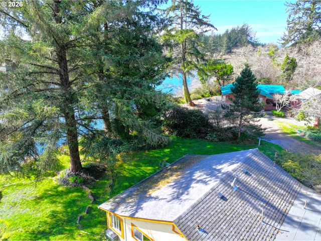 99270 WINCHUCK RIVER Rd, Brookings, OR 97415