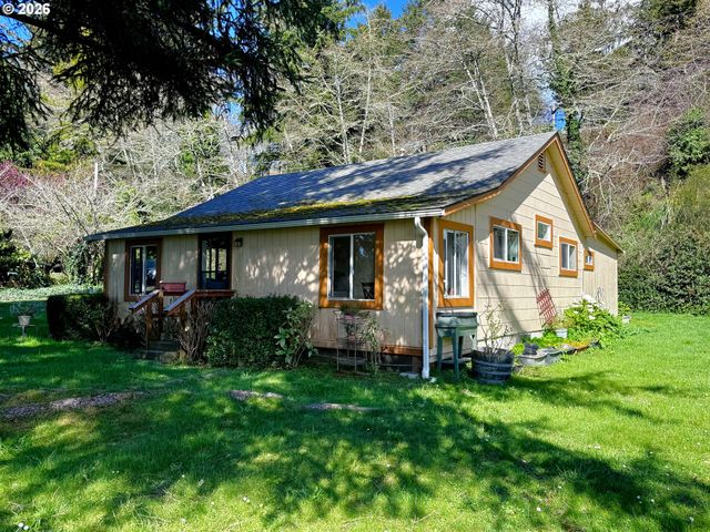 99270 WINCHUCK RIVER Rd, Brookings, OR 97415