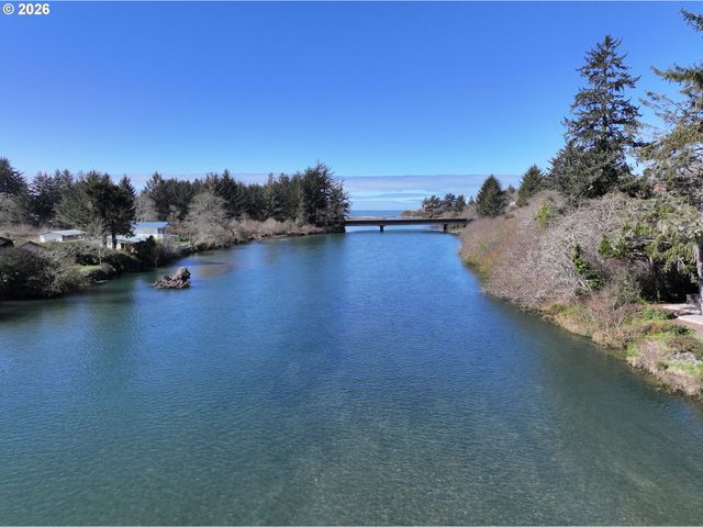 99270 WINCHUCK RIVER Rd, Brookings, OR 97415
