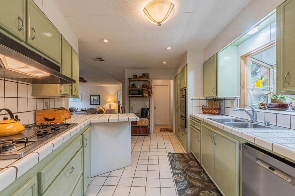 Image 11 of property listing at 17633 Pond Derosa, Salinas, CA 93907