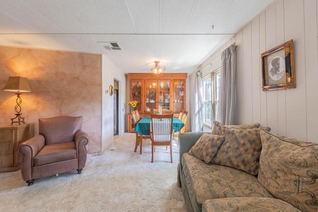 Image 8 of property listing at 17633 Pond Derosa, Salinas, CA 93907