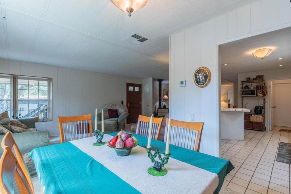 Image 9 of property listing at 17633 Pond Derosa, Salinas, CA 93907