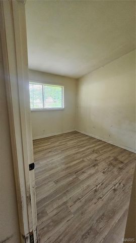 1950 Thunderbird Avenue, Florissant, MO 63033