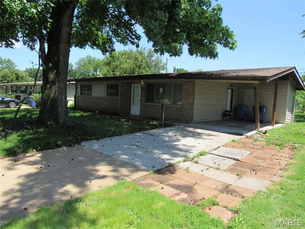 1950 Thunderbird Avenue, Florissant, MO 63033