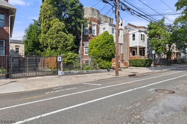 35 Wegman Pkwy, Jersey City, NJ 07305