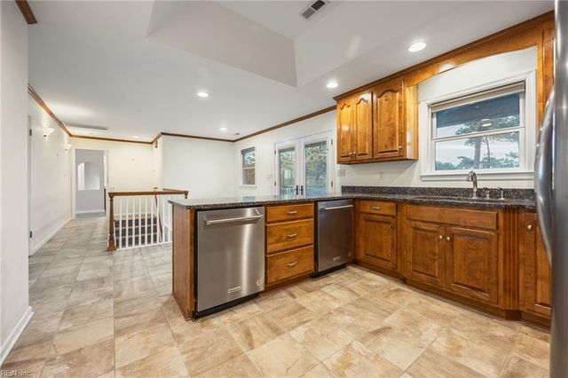 512 Spivey LN, Seaford, VA 23696