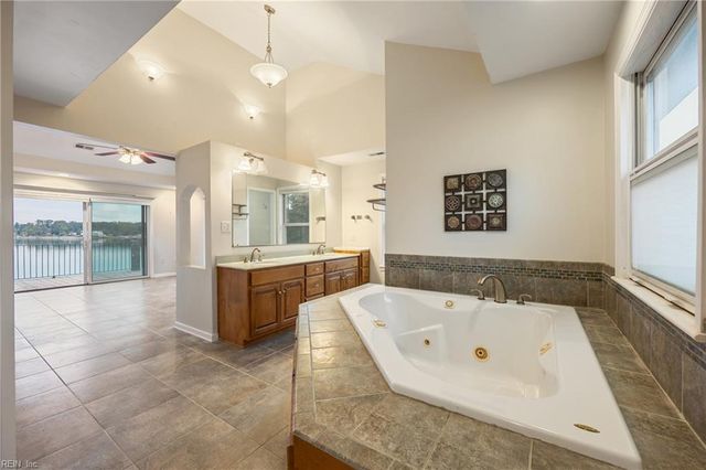 512 Spivey LN, Seaford, VA 23696