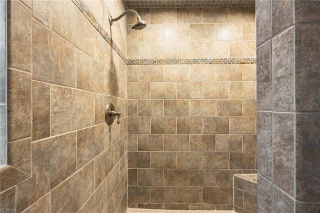 512 Spivey LN, Seaford, VA 23696