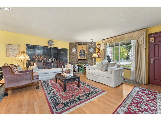 15781 Ne HOLLADAY St, Portland, OR 97230