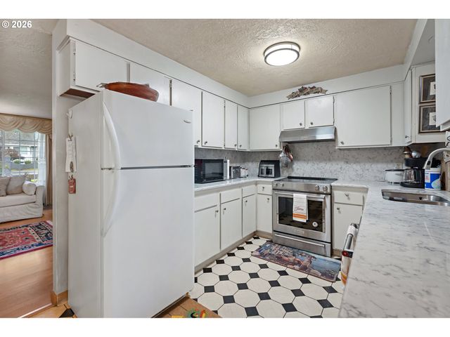 15781 Ne HOLLADAY St, Portland, OR 97230