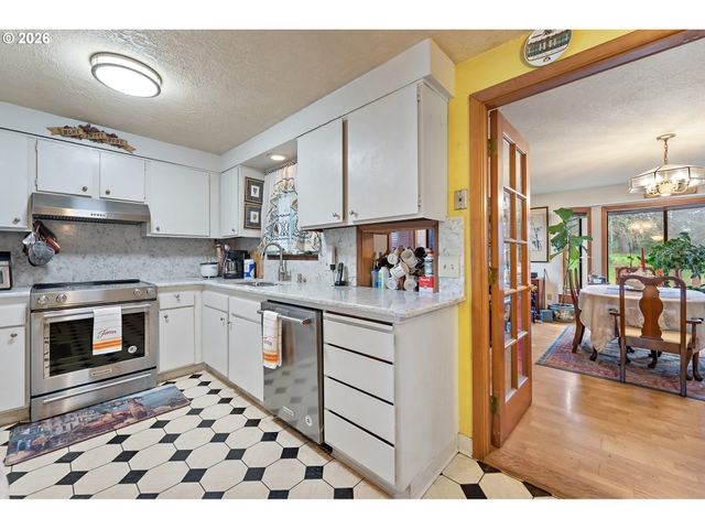 15781 Ne HOLLADAY St, Portland, OR 97230