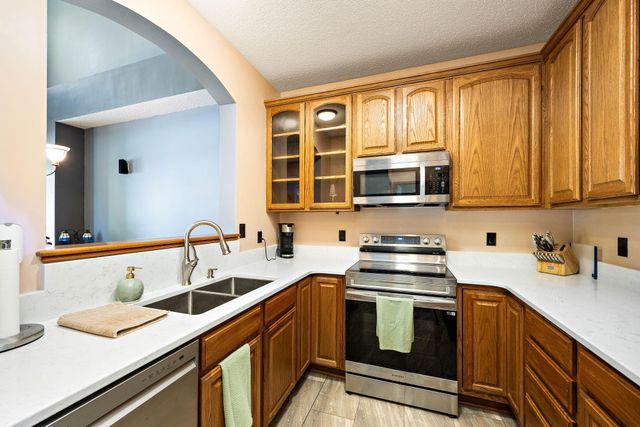 1015 Traditions Court, Chaska, MN 55318