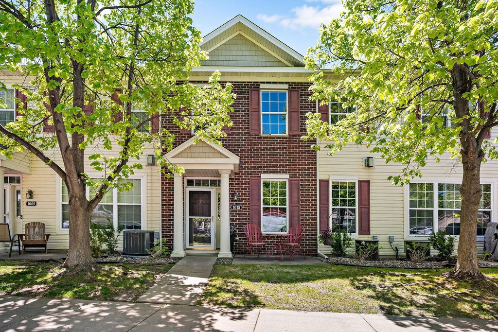 1015 Traditions Court, Chaska, MN 55318