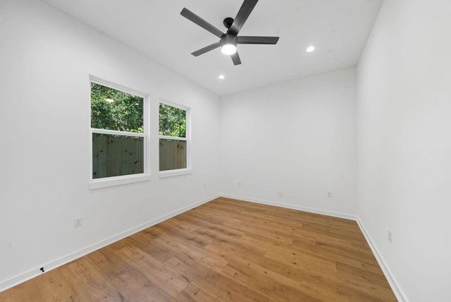 5029 Van Fleet Street B, Houston, TX 77033