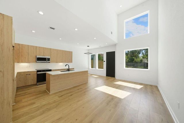 5029 Van Fleet Street B, Houston, TX 77033