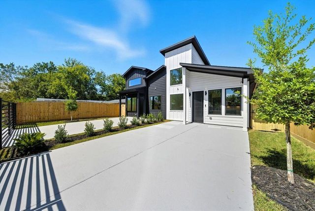 5029 Van Fleet Street B, Houston, TX 77033