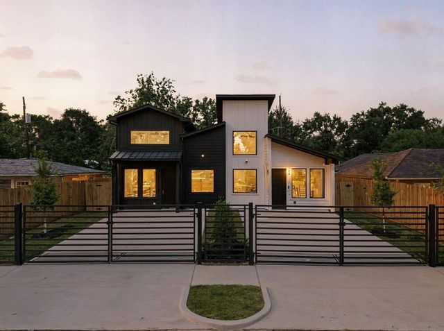 5029 Van Fleet Street B, Houston, TX 77033