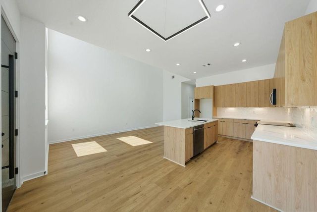 5029 Van Fleet Street B, Houston, TX 77033