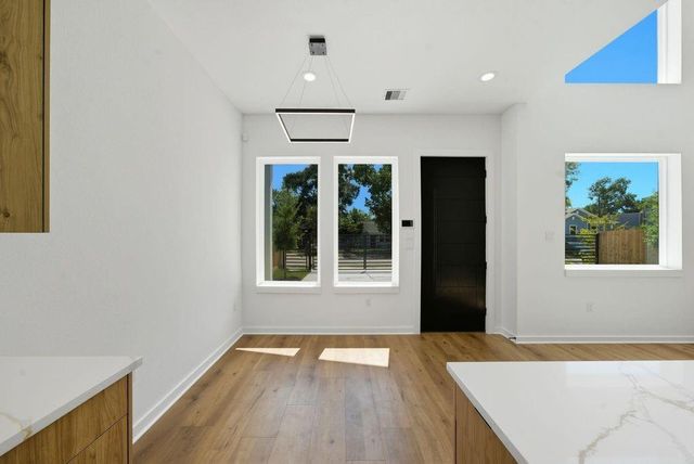 5029 Van Fleet Street B, Houston, TX 77033