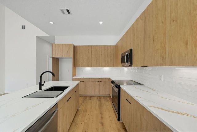 5029 Van Fleet Street B, Houston, TX 77033