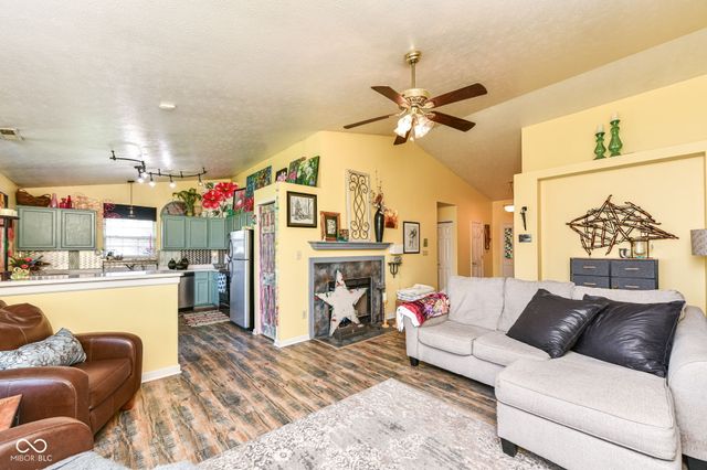 1214 Stonebridge Drive, Anderson, IN 46013