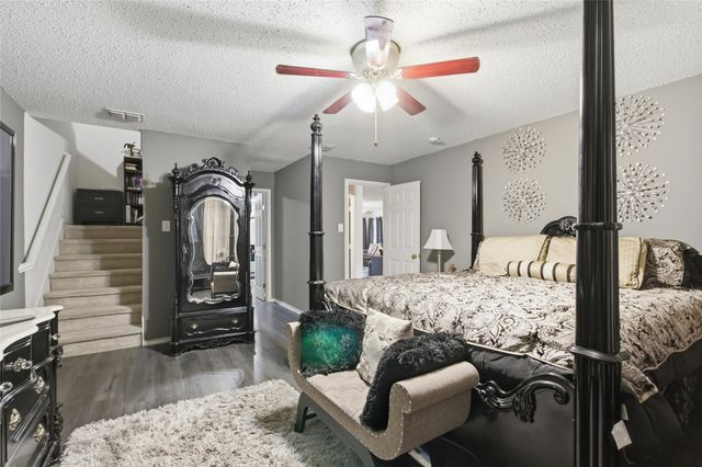 217 Sunset Oaks Drive, Fort Worth, TX 76112